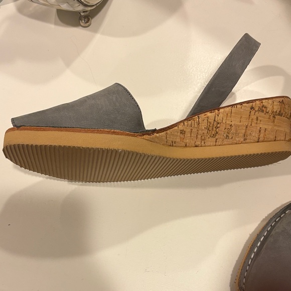 Brand New Gray CalaXini Sandals size 38 - Picture 2 of 3